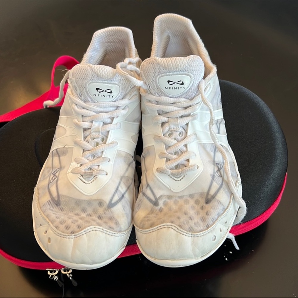 Nfinity vengeance cheer sneakers with case 8.5